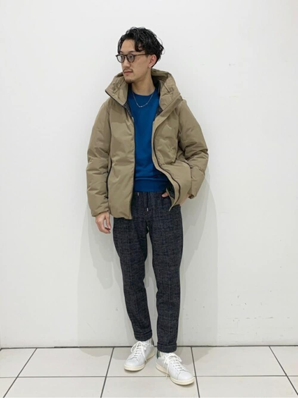 ベージュ系のダウンジャケット/コート、ブルー系のニット/セーター、ブルー系のその他パンツを着用したメンズの冬コーディネートの1枚目の写真
