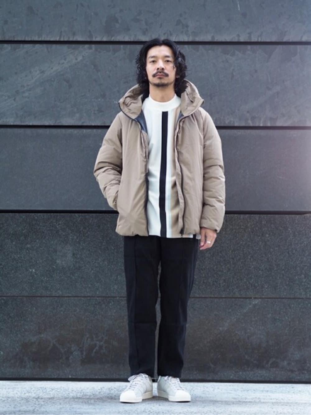 ベージュ系のダウンジャケット/コート、ホワイト系のTシャツ/カットソー、ブラック系のその他パンツを着用したメンズの冬コーディネートの1枚目の写真