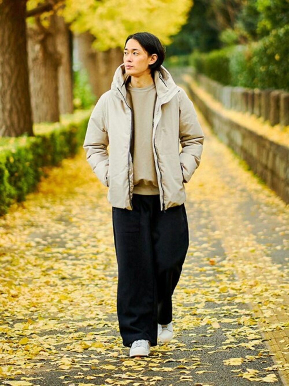 ホワイト系のダウンジャケット/コート、ブラック系のその他パンツ、グレー系のスニーカーを着用したメンズの冬コーディネートの1枚目の写真