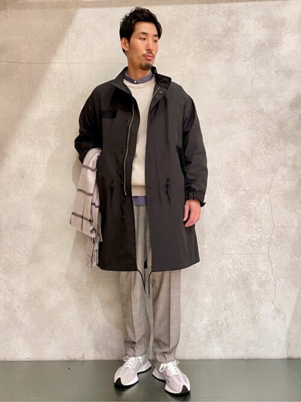 ブルー系のシャツ/ブラウス、ホワイト系のニット/セーター、ブラック系のモッズコートを着用したメンズの冬コーディネートの1枚目の写真