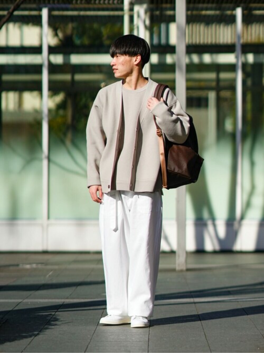 ベージュ系のカーディガン/ボレロ、ベージュ系のニット/セーター、ホワイト系のスニーカーを着用したメンズの冬コーディネートの1枚目の写真