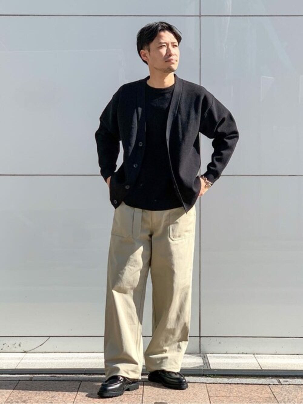 ブラック系のカーディガン/ボレロ、ブラック系のニット/セーター、ブラック系のモカシン/デッキシューズを着用したメンズの冬コーディネートの1枚目の写真