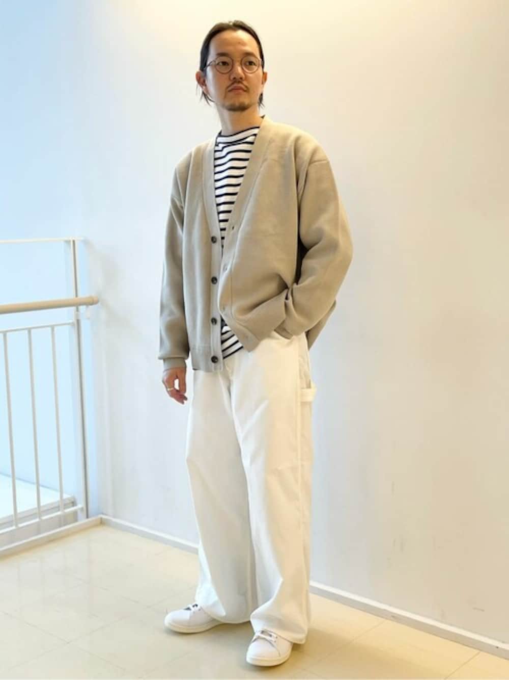 ベージュ系のカーディガン/ボレロ、ホワイト系のその他パンツ、ブルー系のスニーカーを着用したメンズの冬コーディネートの1枚目の写真