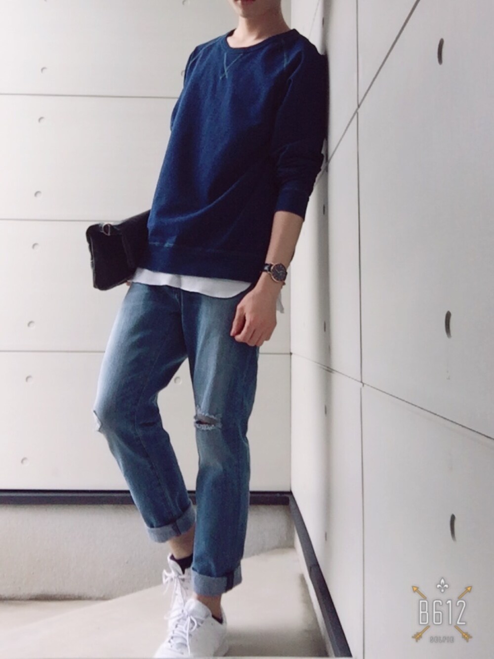 「白スニーカー、ダメージデニムパンツ、春コーデ、Daniel Wellington、Leeクラッチバッグ、シンプル」｜「FACTOTUMのカノコ裏毛製品染めスウェットプルオーバー　　　　　　　　　FACTOTUM/ファクトタム（スウェット、ブルー系）」を使った、ATSUSHIさん（メンズ・171cm）の春コーディネートの1枚目の写真