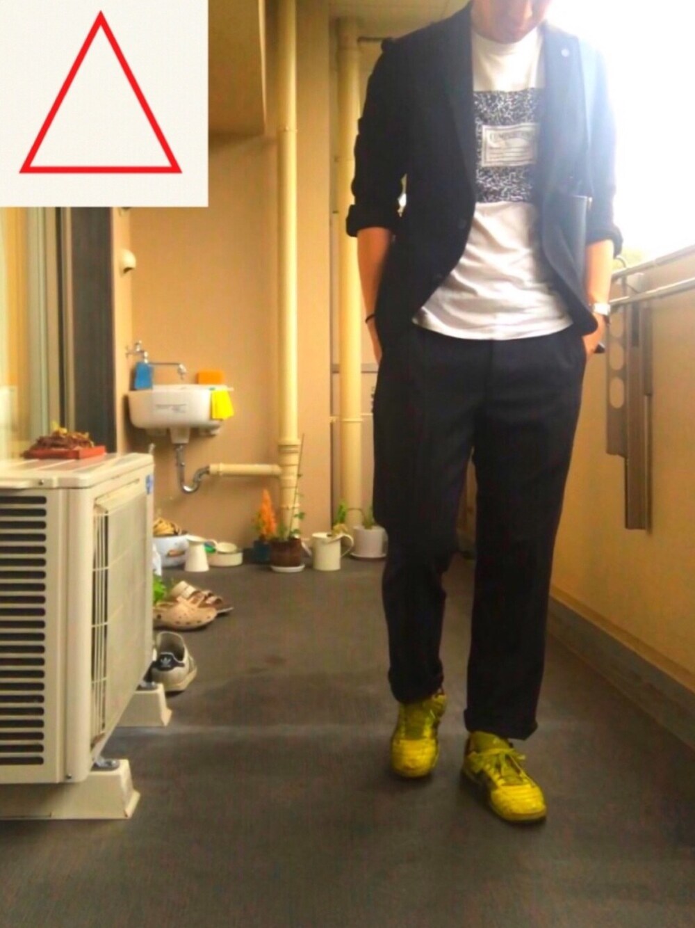 「セットアップ、ショルダーバッグ」｜「UNIQLOのアイテム（Tシャツ/カットソー、ホワイト系）」を使った、eiさん（メンズ・173cm）の秋コーディネートの1枚目の写真