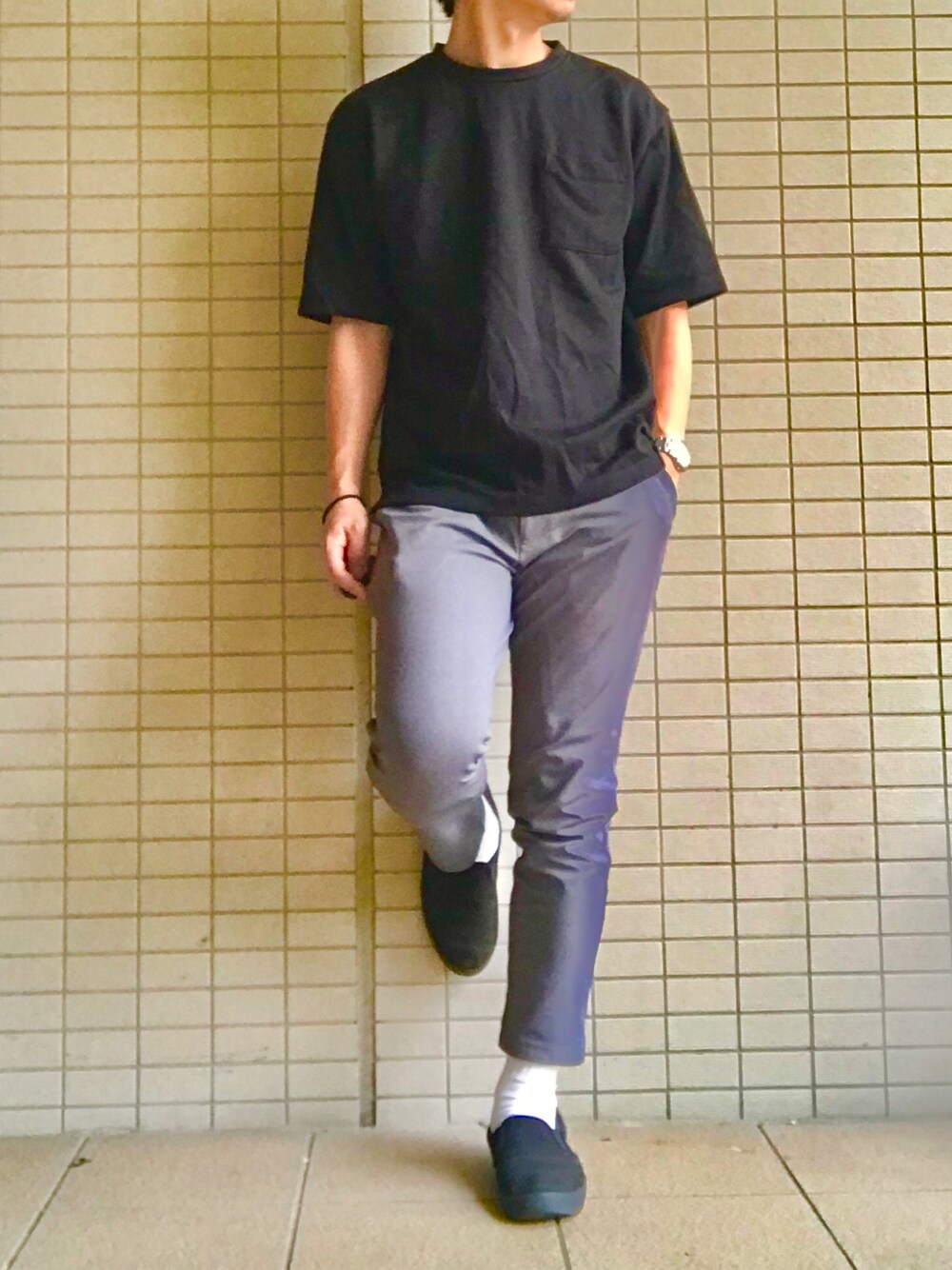 「黒Tシャツ、グレーパンツ」｜「GUのアイテム（Tシャツ/カットソー、ブラック系）」を使った、eiさん（メンズ・173cm）の夏コーディネートの1枚目の写真