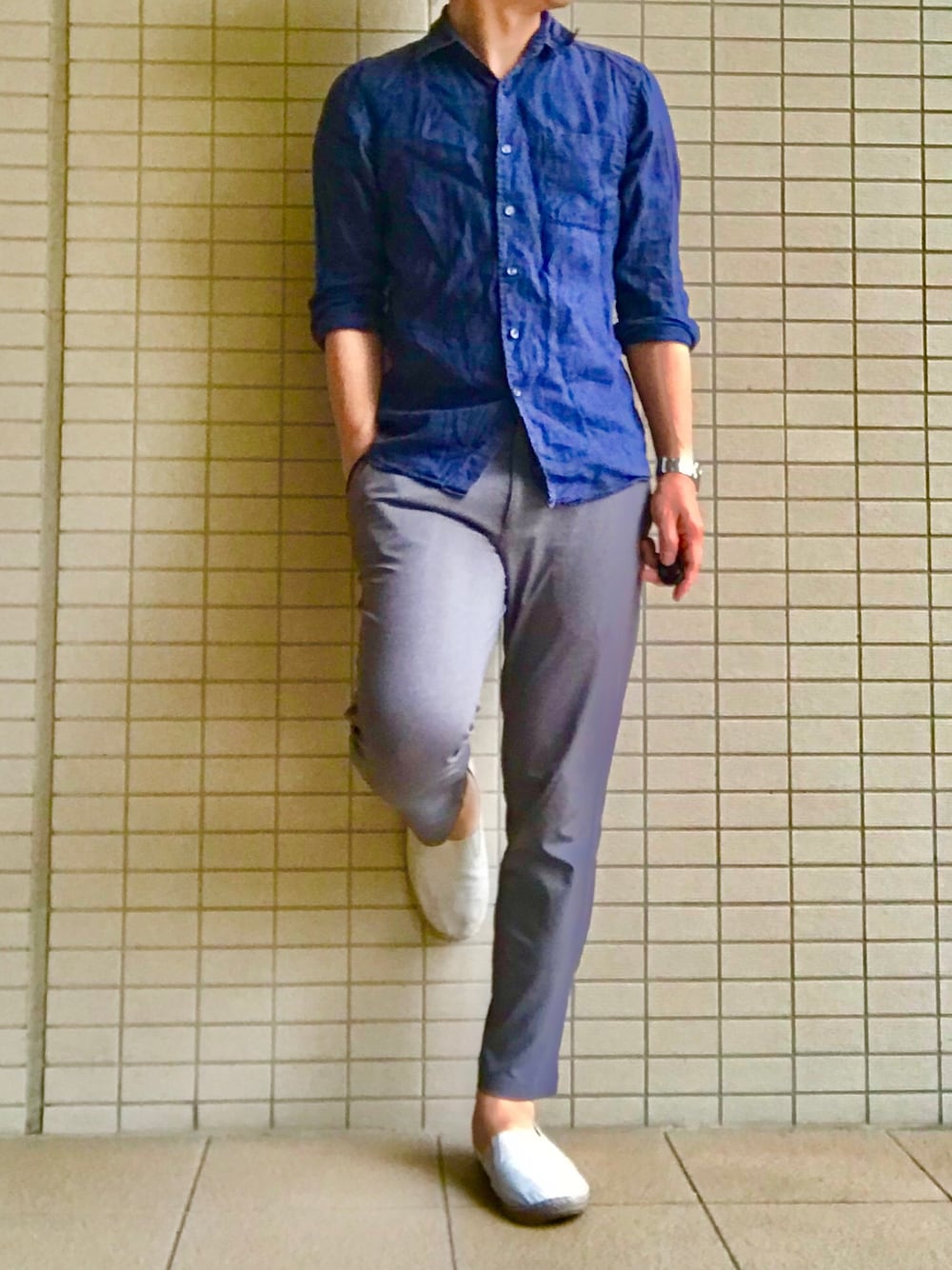 「リネンシャツ、グレーパンツ」｜「UNIQLOのプレミアムリネンシャツ（長袖）（シャツ/ブラウス、ブルー系）」を使った、eiさん（メンズ・173cm）の夏コーディネートの1枚目の写真