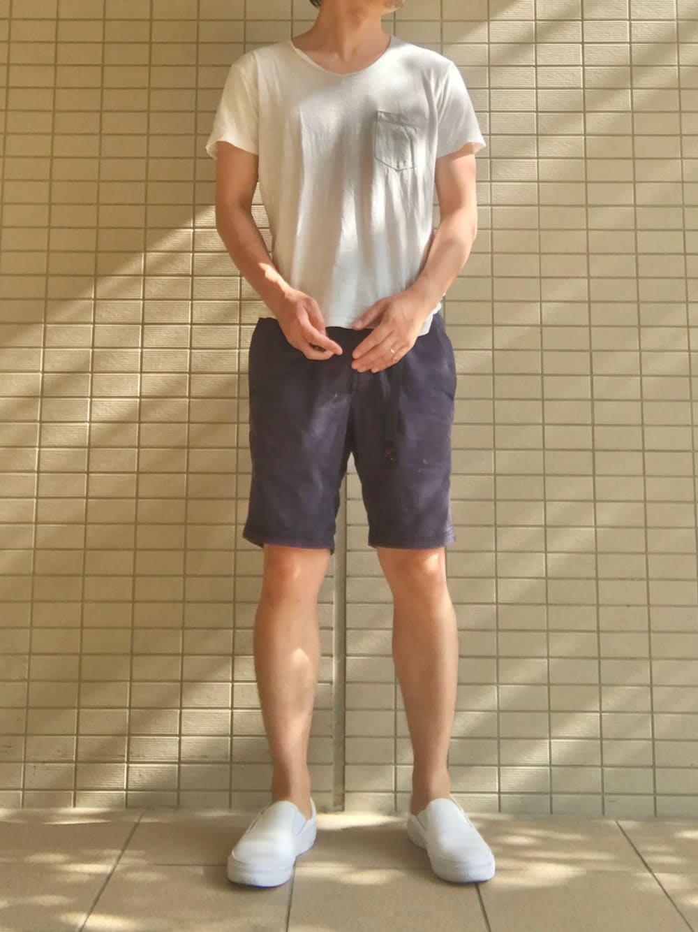 「シンプルコーデ、グラミチ、ショートパンツ、Vネック、リラックススタイル、休日スタイル、プチプラ、ラフスタイル、白スニーカー、白Tシャツ」｜「UNIQLOのアイテム（Tシャツ/カットソー、ホワイト系）」を使った、eiさん（メンズ・173cm）の夏コーディネートの1枚目の写真