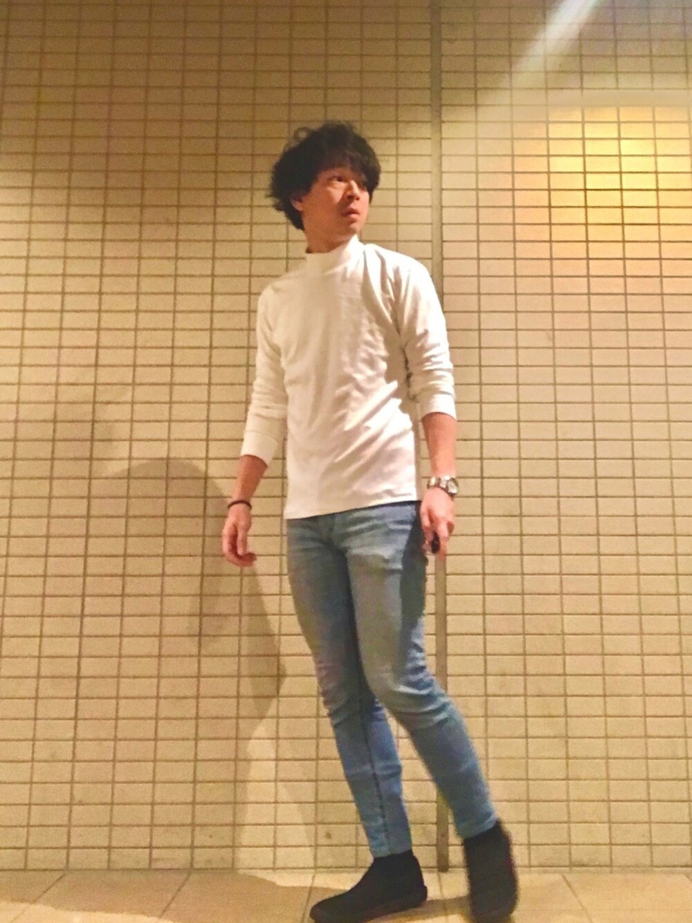 「秋コーデ、シンプル、カジュアル、休日スタイル、UNIQLO、GU、ラフスタイル、スリッポン、モックネック、Ｉライン」｜「UNIQLOのソフトタッチハイネックT（長袖）（Tシャツ/カットソー、ホワイト系）」を使った、eiさん（メンズ・173cm）の夏コーディネートの1枚目の写真