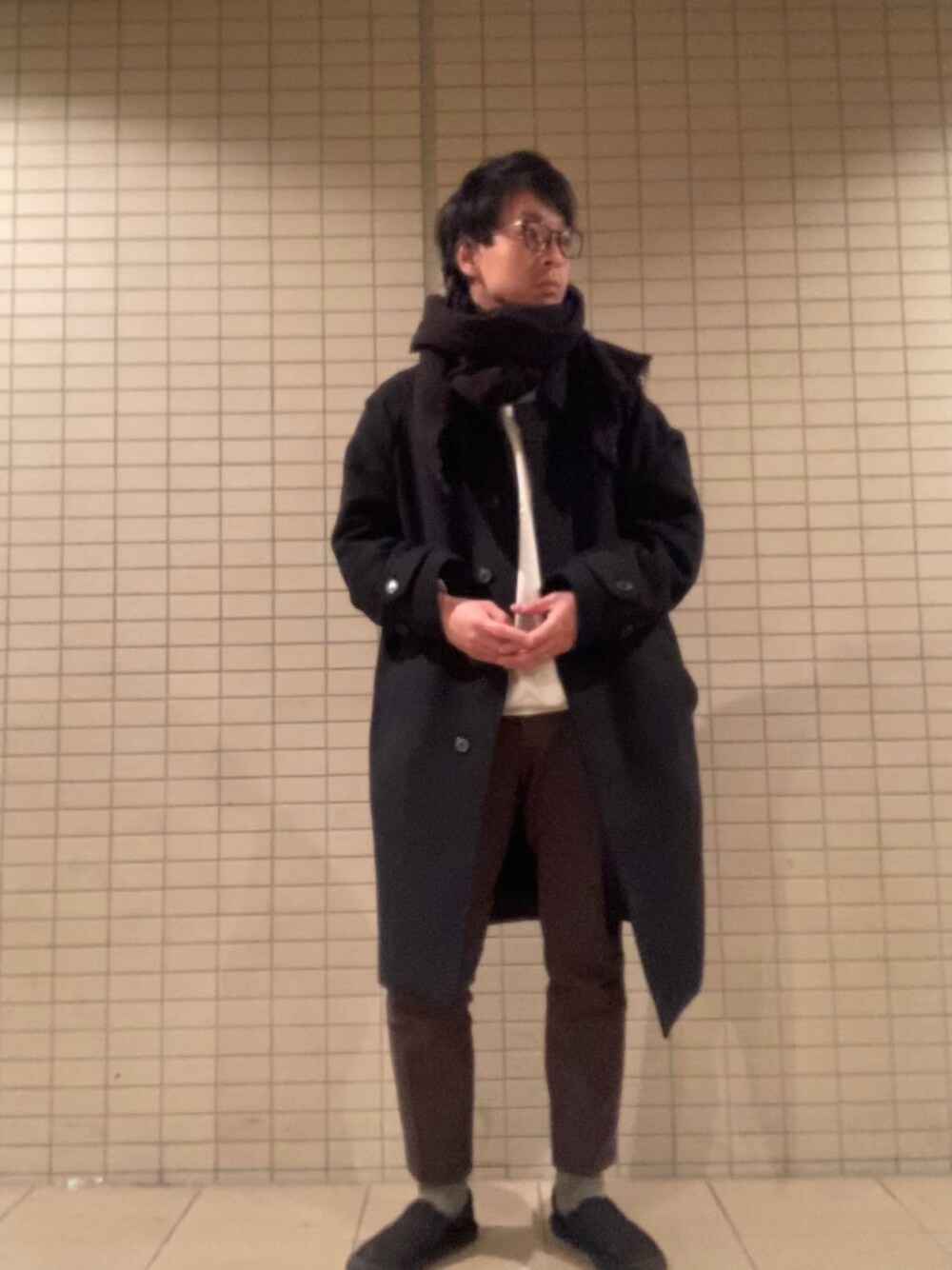 「カジュアルコーデ、おしゃれさんと繋がりたい、今日のコーデ、モックネック、ブラウン、オトナカジュアル、ステンカラーコート、アンクルパンツ、スリッポン、ストール」｜「UNIQLOのアイテム（ステンカラーコート、ブラック系）」を使った、eiさん（メンズ・173cm）の冬コーディネートの1枚目の写真
