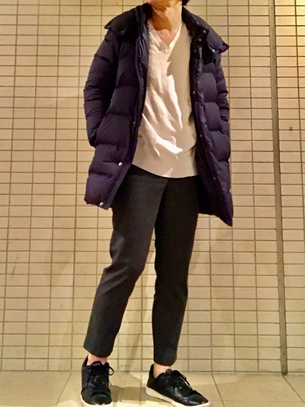 ブルー系のダウンジャケット/コート、グレー系のスラックス、ブラック系のスニーカーを着用したメンズの冬コーディネートの1枚目の写真