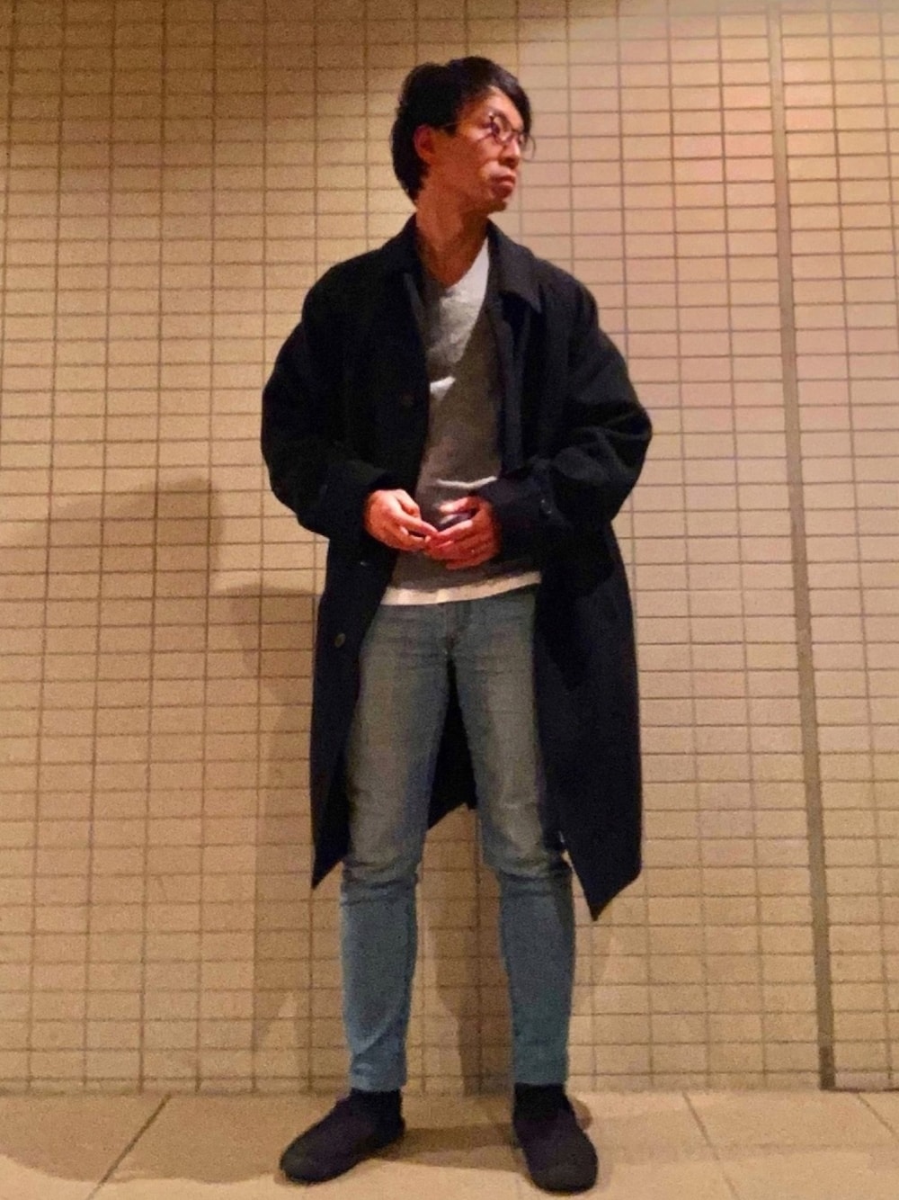 「大人コーデ、カジュアルコーデ、休日コーデ、キレイめ、春、ステンカラーコート、UNIQLO、Vネック、デニムパンツ、スリッポン」｜「UNIQLOのアイテム（ステンカラーコート、ブラック系）」を使った、eiさん（メンズ・173cm）の冬コーディネートの1枚目の写真