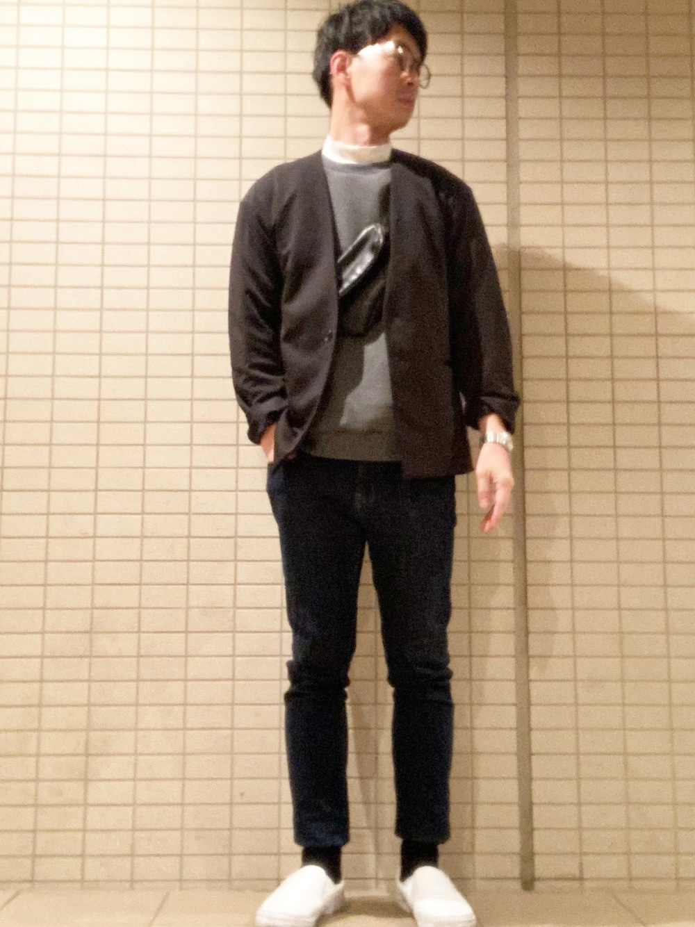 「シンプルコーデ、スニーカーコーデ、オトナカジュアル、デニムパンツ、ノーカラージャケット、休日スタイル、スウェット、ボディバッグ、サコッシュ、プチプラ」｜「GUのアイテム（ノーカラージャケット、ブラック系）」を使った、eiさん（メンズ・173cm）の春コーディネートの1枚目の写真