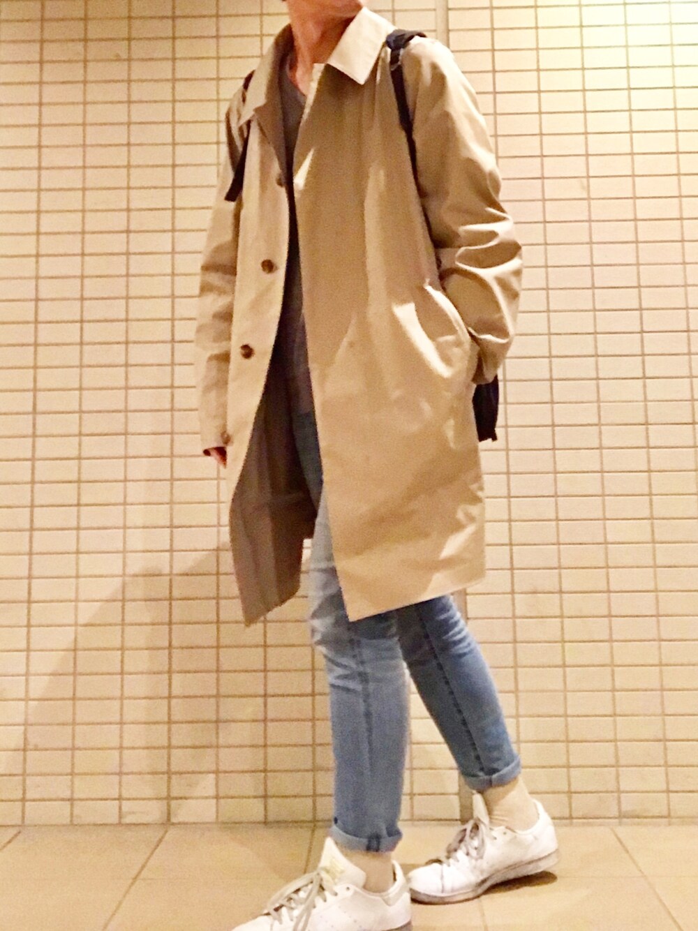 「カジュアル、今日のコーデ、オトナカジュアル、大人カジュアル、ステンカラーコート、フレンチカジュアル、Vネック、デニムパンツ、スタンスミス、リュック」｜「UNIQLOのアイテム（ステンカラーコート、ベージュ系）」を使った、eiさん（メンズ・173cm）の春コーディネートの1枚目の写真