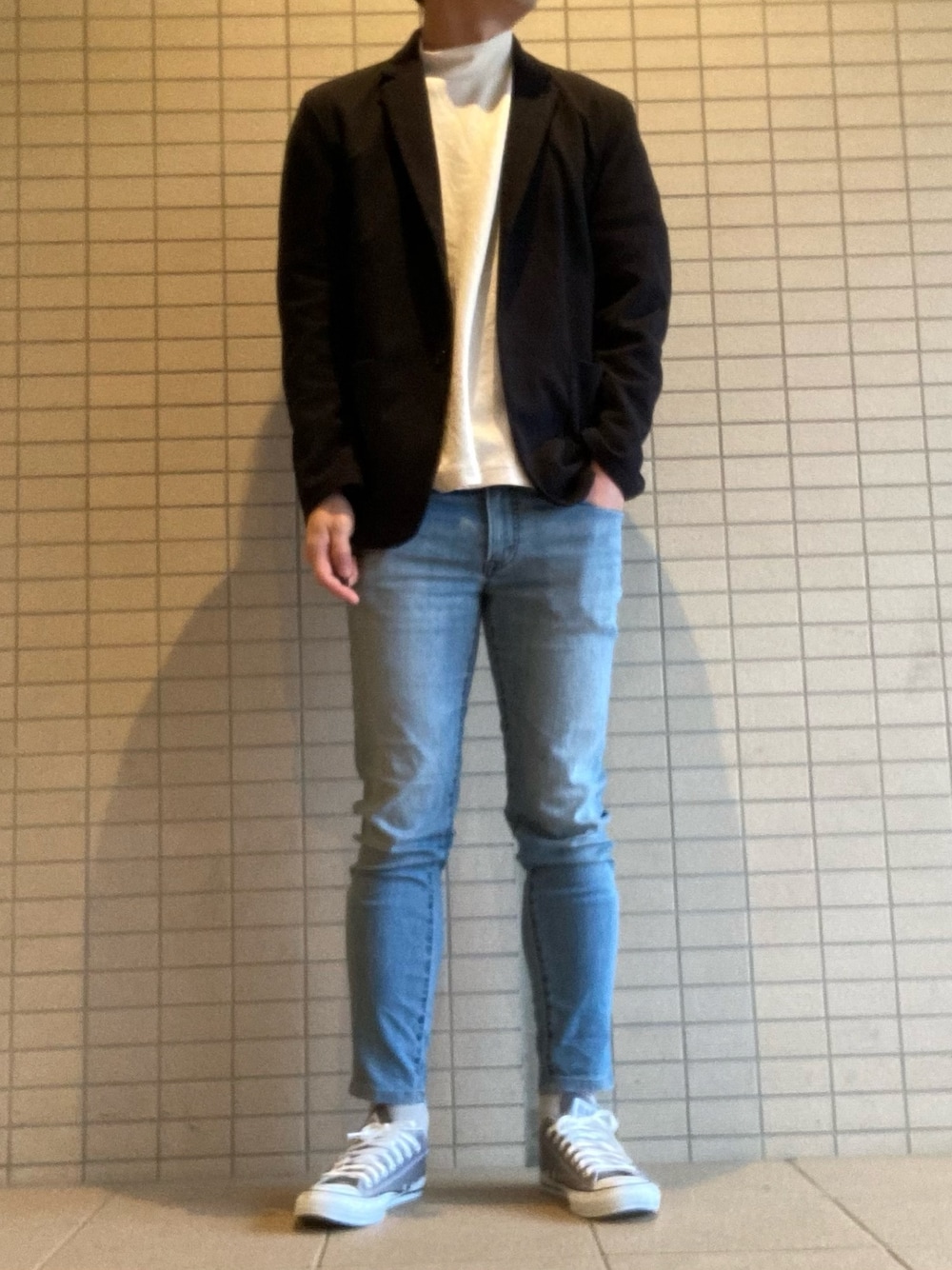 「コンバース、テーラードジャケット、デニムパンツ、モックネック、シンプル、大人カジュアル、プチプラ、今日のコーデ、プチプラコーデ、ユニクロ」｜「GUのアイテム（テーラードジャケット、ブラック系）」を使った、eiさん（メンズ・173cm）の春コーディネートの1枚目の写真