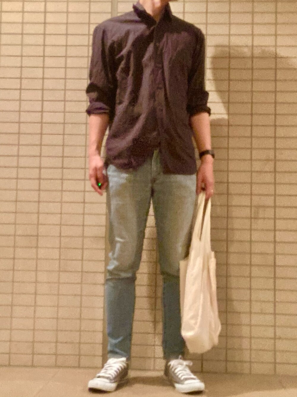 「オトナカジュアル、スニーカー、オールスター、デニムパンツ、黒シャツ、Ｉライン、ユニクロ、シンプル、大人コーデ、プチプラ」｜「UNIQLOのアイテム（シャツ/ブラウス、グレー系）」を使った、eiさん（メンズ・173cm）の春コーディネートの1枚目の写真