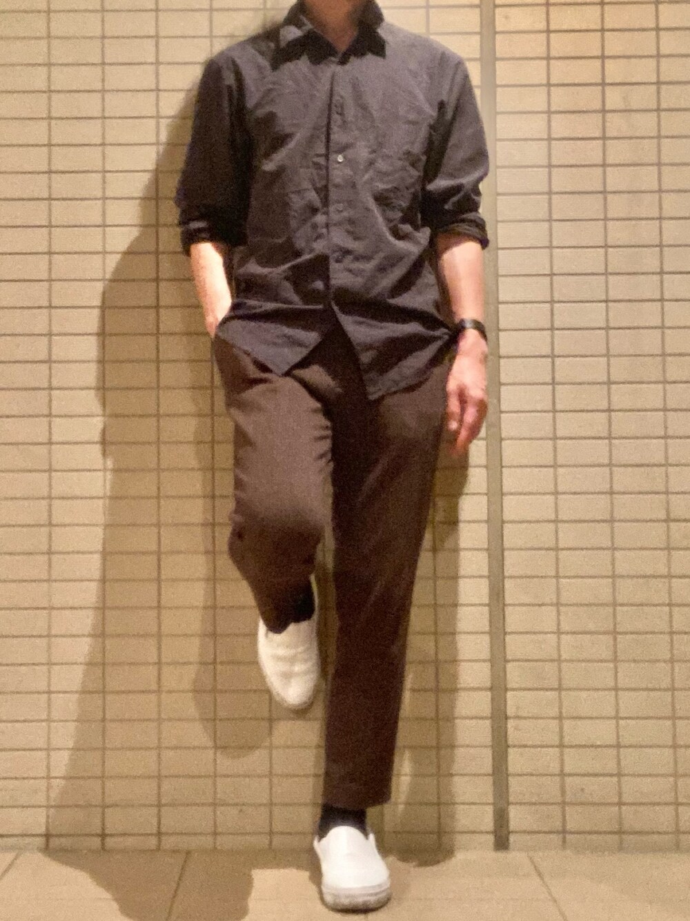 「今日のコーデ、ユニクロ、ユニクロユー、黒シャツ、茶色パンツ、スリッポン、大人カジュアル、ootd、UNIQLO、シンプル」｜「UNIQLOのアイテム（シャツ/ブラウス、グレー系）」を使った、eiさん（メンズ・173cm）の春コーディネートの1枚目の写真
