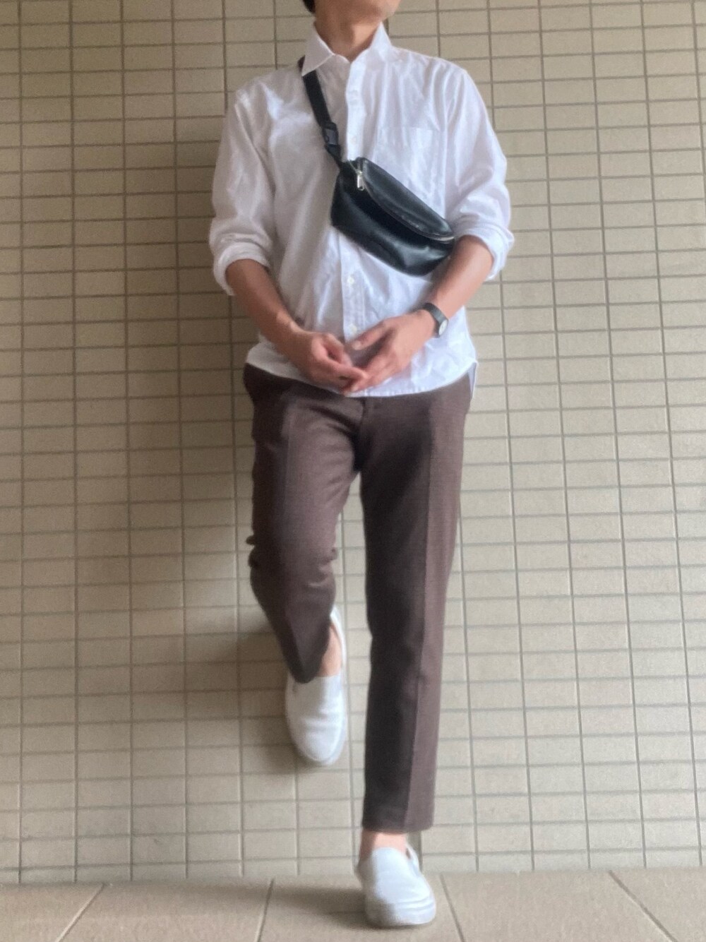 「スリッポン、オックスフォードシャツ、白シャツ、茶色パンツ、ユニクロ、シンプル、きれいめカジュアル、ショルダーバッグ、サコッシュ、UNIQLO」｜「UNIQLOのオックスフォードシャツ（ボタンダウン・長袖）（シャツ/ブラウス、ホワイト系）」を使った、eiさん（メンズ・173cm）の春コーディネートの1枚目の写真
