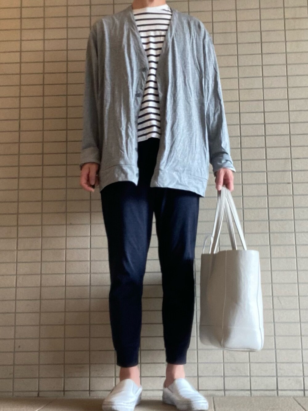 「ユニクロ、UNIQLO、カーティガン、ボーダー、大人カジュアル、大人コーデ、休日コーデ、トートバッグ、トートバッグ 白、スリッポン」｜「UNIQLOのエアリズムUVカットカーディガン（長袖）（カーディガン/ボレロ、グレー系）」を使った、eiさん（メンズ・173cm）の春コーディネートの1枚目の写真