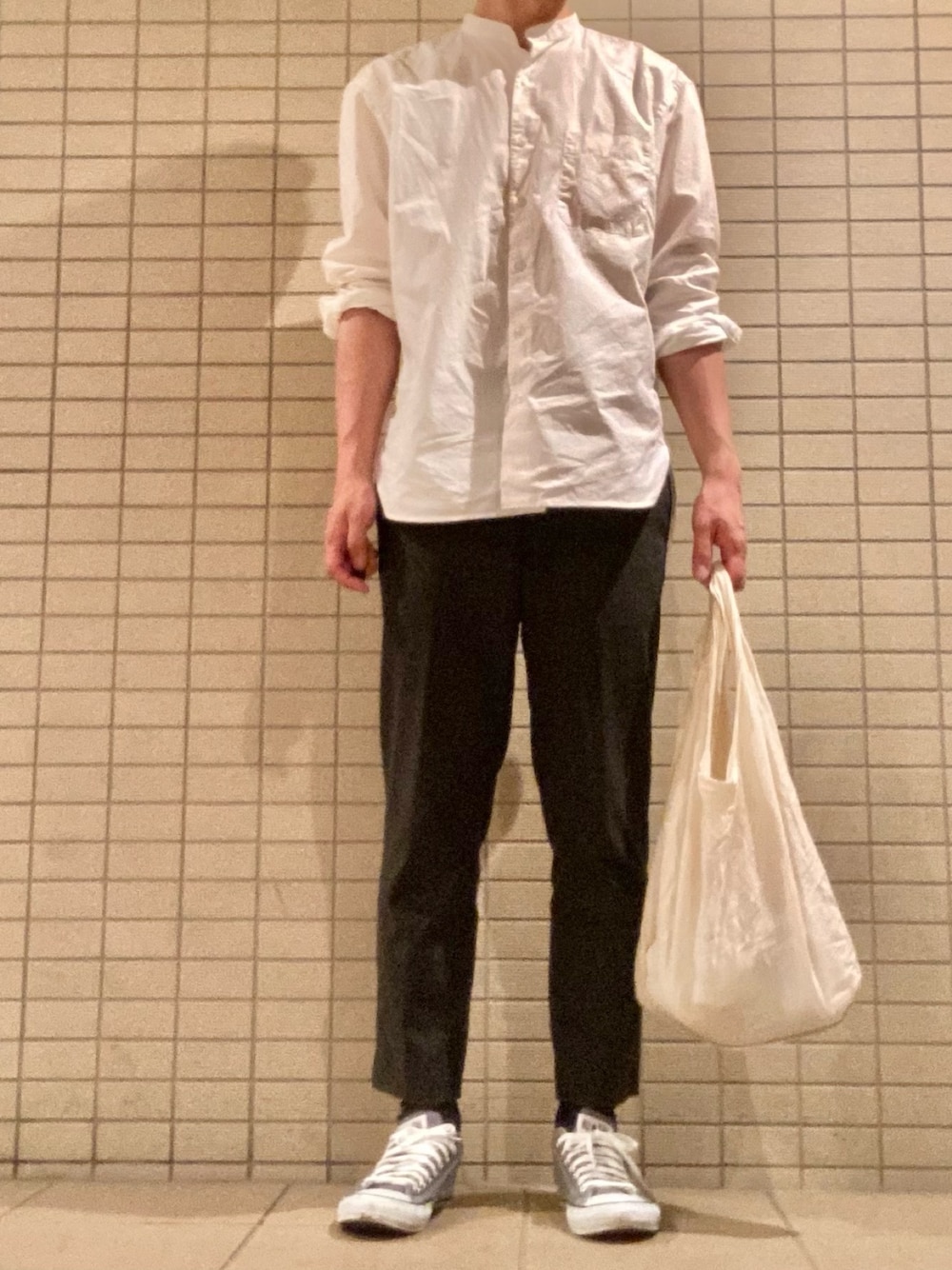 「大人カジュアル、チェックパンツ、スタンドカラーシャツ、オールスター、シンプルコーデ、カジュアルコーデ、今日のコーデ、ユニクロ、UNIQLO、プチプラ」｜「UNIQLOのMEN エクストラファインコットンブロードスタンドカラーシャツ（長袖）（シャツ/ブラウス、ホワイト系）」を使った、eiさん（メンズ・173cm）の春コーディネートの1枚目の写真