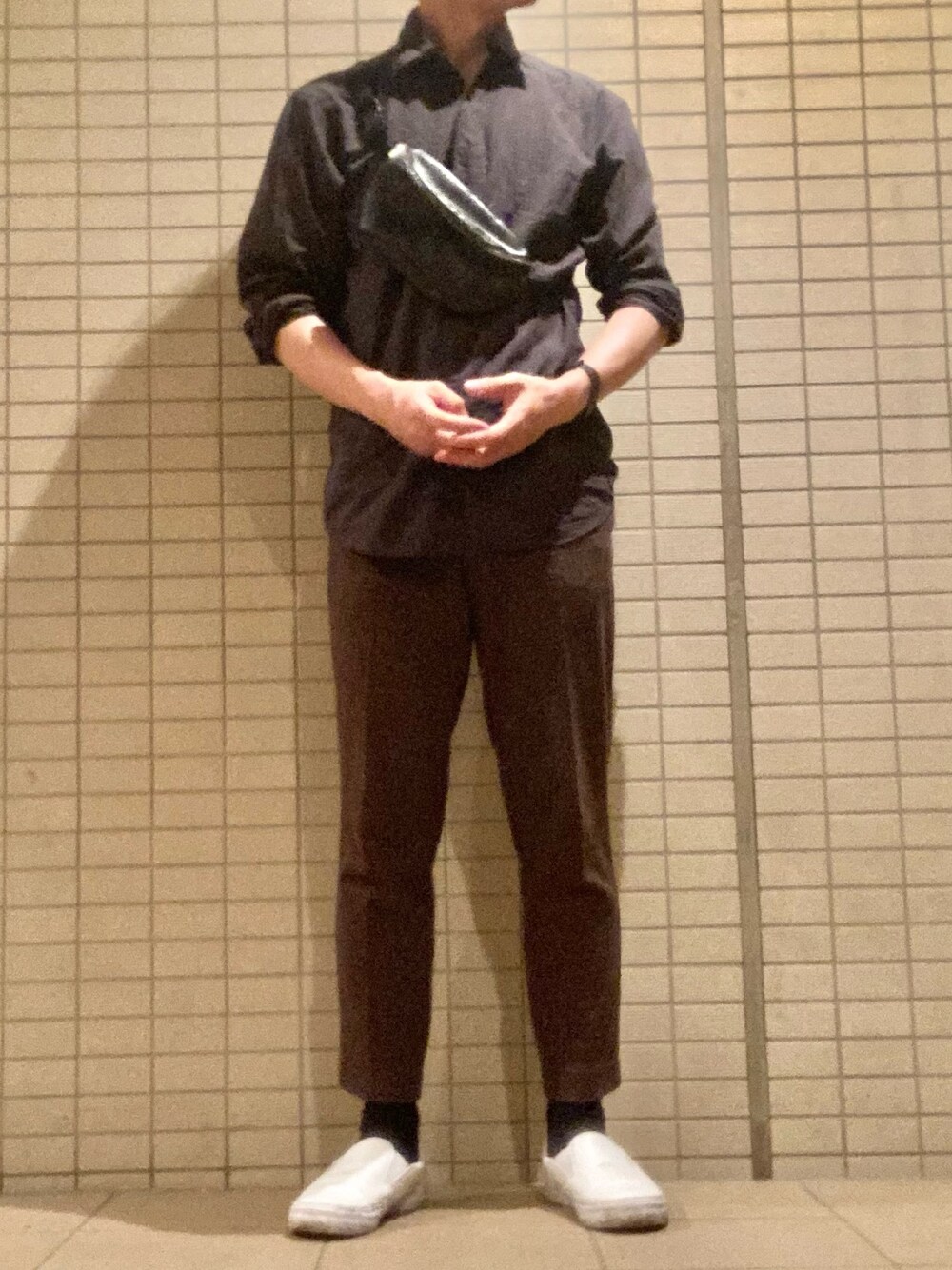 「ショルダーバッグ、黒シャツ、シンプルコーデ、大人カジュアル、ユニクロ、UNIQLO、GU、スリッポン、カジュアルコーデ、プチプラ」｜「UNIQLOのアイテム（シャツ/ブラウス、グレー系）」を使った、eiさん（メンズ・173cm）の春コーディネートの1枚目の写真