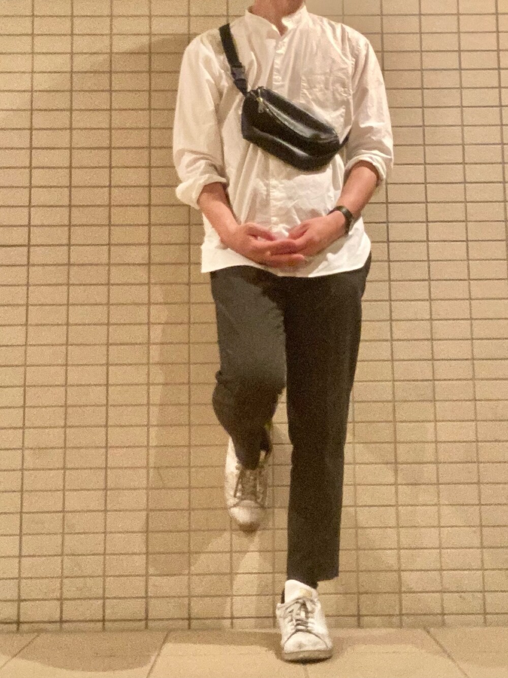 「休日スタイル、ラフ、スタンスミス、スタンドカラーシャツ、チェックパンツ、ショルダーバッグ、サコッシュ、大人コーデ、春夏コーデ、ユニクロ」｜「UNIQLOのMEN エクストラファインコットンブロードスタンドカラーシャツ（長袖）（シャツ/ブラウス、ホワイト系）」を使った、eiさん（メンズ・173cm）の春コーディネートの1枚目の写真