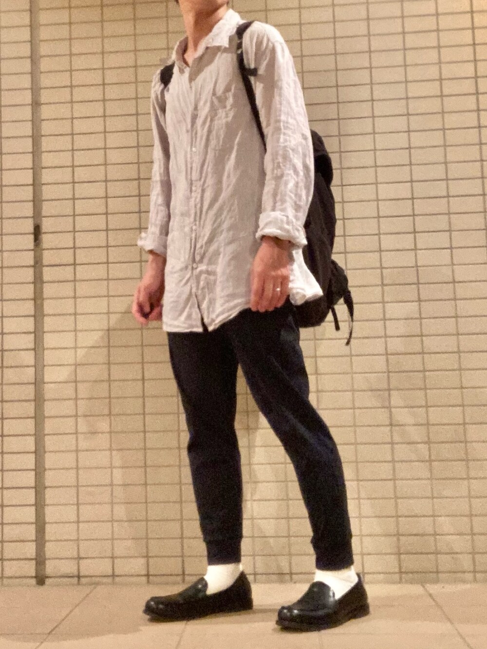「大人カジュアル、今日のコーデ、シンプルコーデ、リネンシャツ、ローファー、ジョガーパンツ、リュック、ユニクロ、UNIQLO、プチプラ」｜「UNIQLOのアイテム（シャツ/ブラウス、グレー系）」を使った、eiさん（メンズ・173cm）の春コーディネートの1枚目の写真
