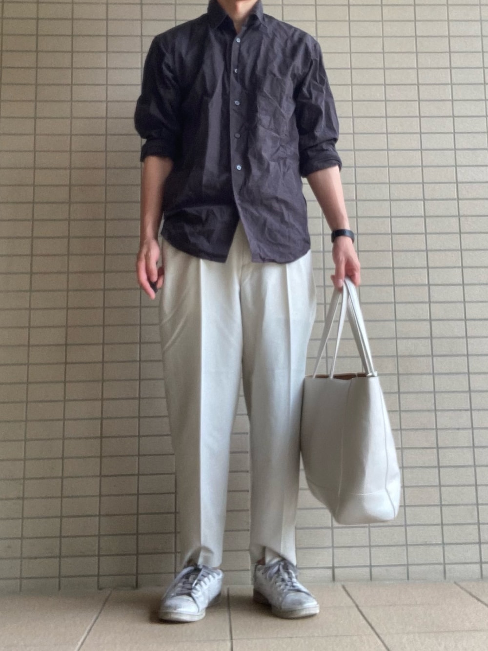 「スタンスミス、夏コーデ、大人コーデ、黒シャツ、ワイドパンツ、オトナカジュアル、ootd、スニーカーコーデ、GU、シャツスタイル」｜「UNIQLOのアイテム（シャツ/ブラウス、グレー系）」を使った、eiさん（メンズ・173cm）の夏コーディネートの1枚目の写真
