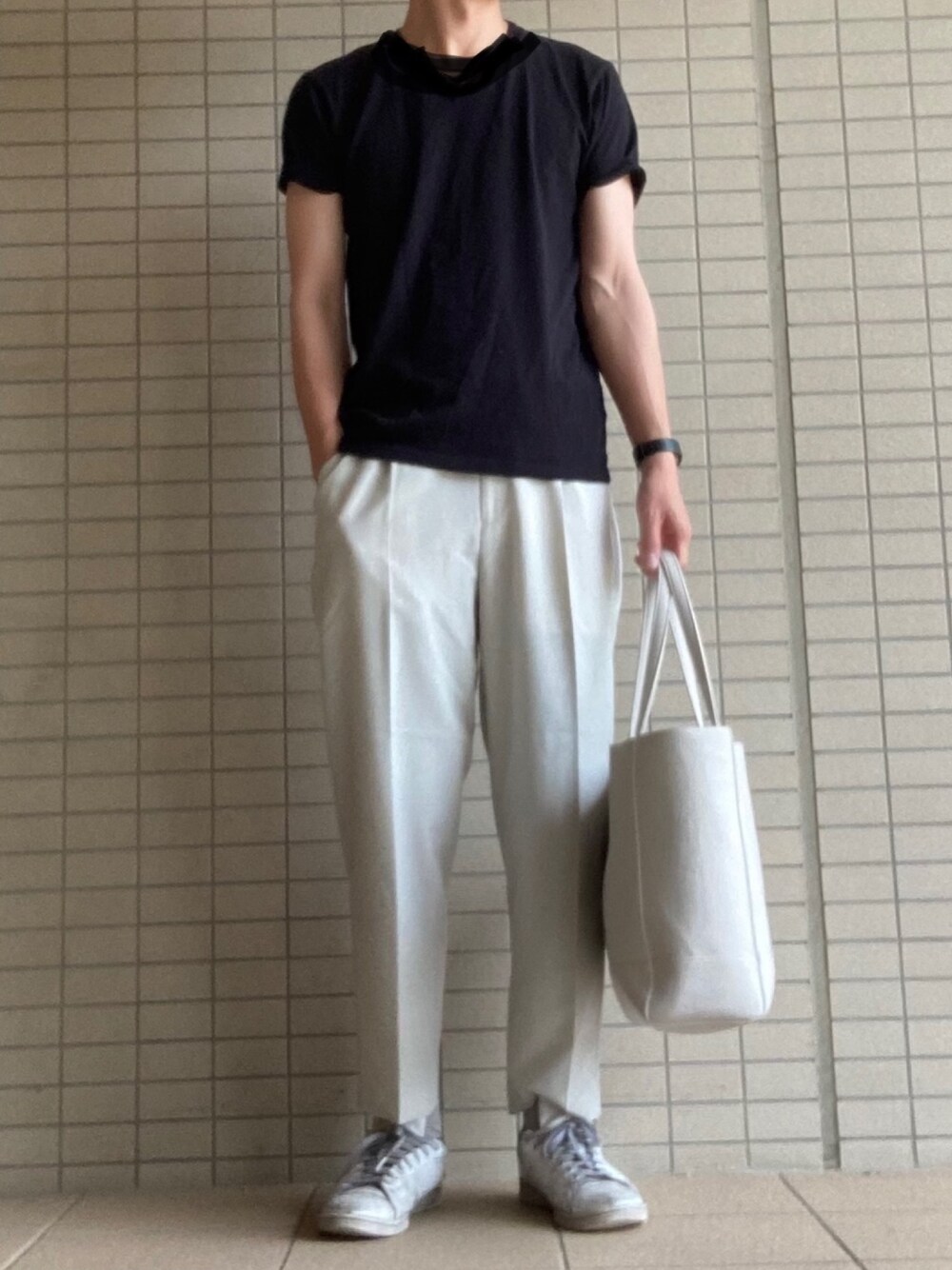 「休日スタイル、シンプル、ワイドパンツ、Aライン、リラックススタイル、大人カジュアル、GU、トートバッグ、スタンスミス、プチプラ」｜「UNIQLOのドライカラークルーネックT（半袖）（Tシャツ/カットソー、ブラック系）」を使った、eiさん（メンズ・173cm）の夏コーディネートの1枚目の写真