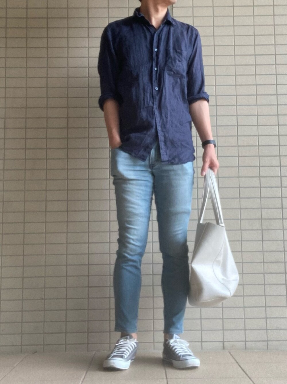 「トートバッグ、リネンシャツ、デニムパンツ、オールスター、夏、大人カジュアル、ユニクロ、UNIQLO、シャツスタイル、スニーカー」｜「UNIQLOのアイテム（シャツ/ブラウス、グレー系）」を使った、eiさん（メンズ・173cm）の夏コーディネートの1枚目の写真