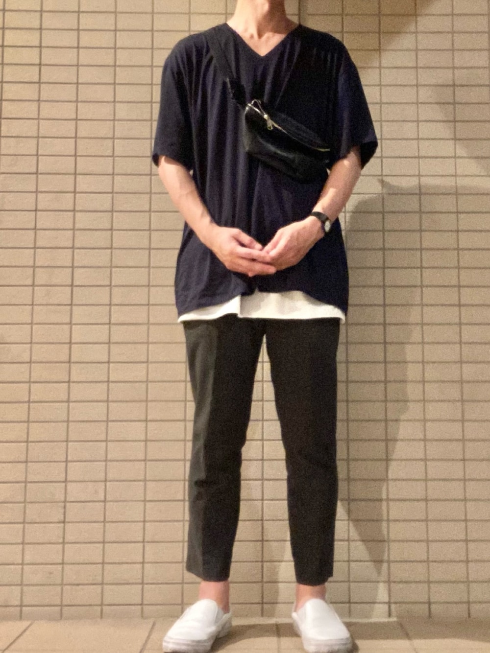 「夏コーデ、休日スタイル、ビッグシルエット、ユニクロ、UNIQLO、Vネック、今日のコーデ、スリッポン、アンクルパンツ、シンプル」｜「UNIQLOのアイテム（Tシャツ/カットソー、ブルー系）」を使った、eiさん（メンズ・173cm）の夏コーディネートの1枚目の写真