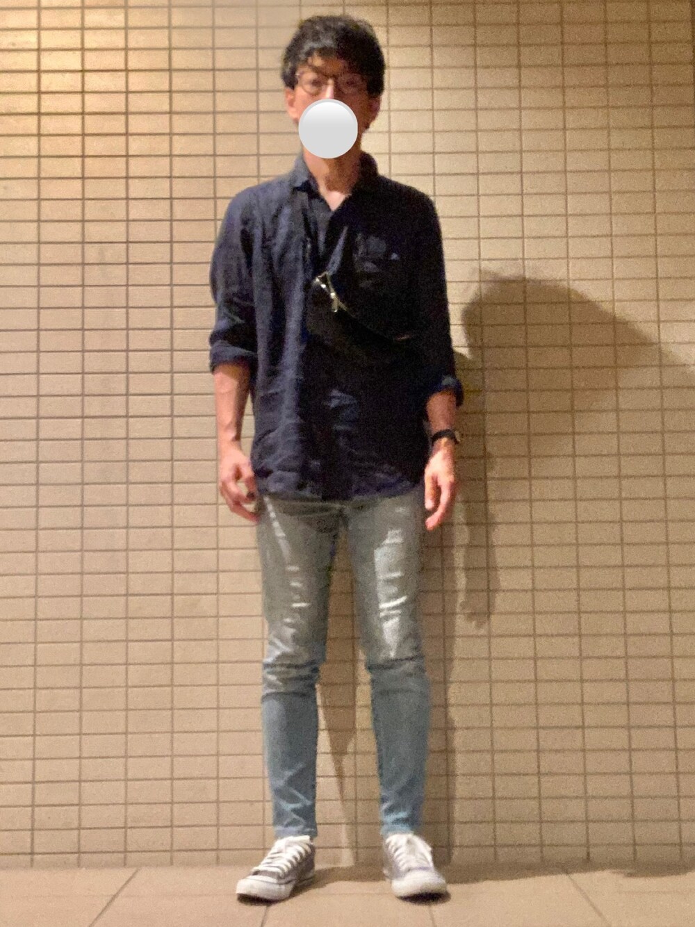 「リネンシャツ、デニムパンツ、オールスター、ショルダーバッグ、サコッシュ、夏、きれいめカジュアル、シンプル、ユニクロ、UNIQLO」｜「UNIQLOのアイテム（シャツ/ブラウス、グレー系）」を使った、eiさん（メンズ・173cm）の夏コーディネートの1枚目の写真