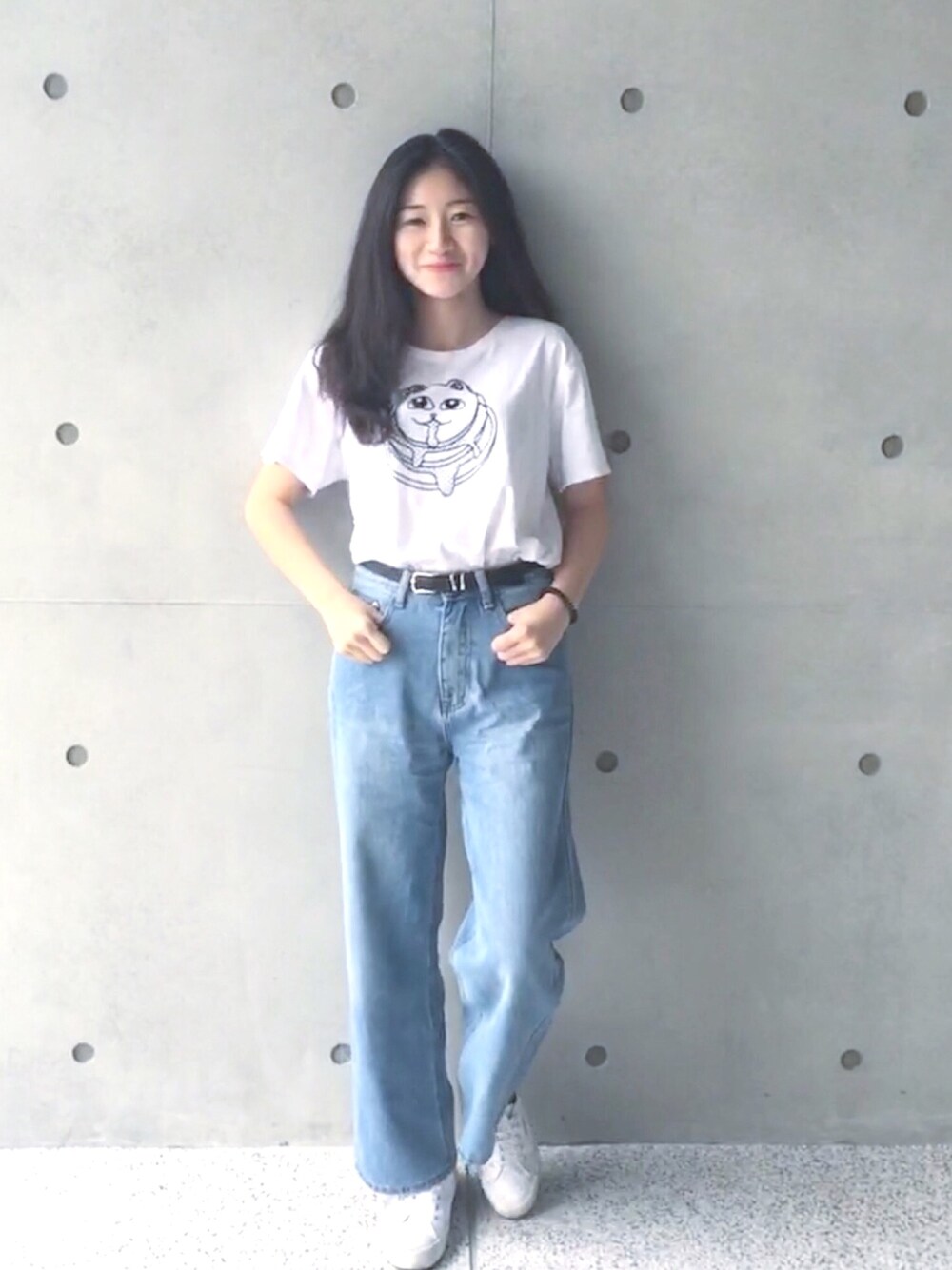 「autumn、girl、college、student、pants、jeans、STYLE、white、SUPERGA」｜「SUPERGAのアイテム（スリッポン、ホワイト系）」を使った、huangchingyiさん（レディース・160cm）の冬コーディネートの1枚目の写真
