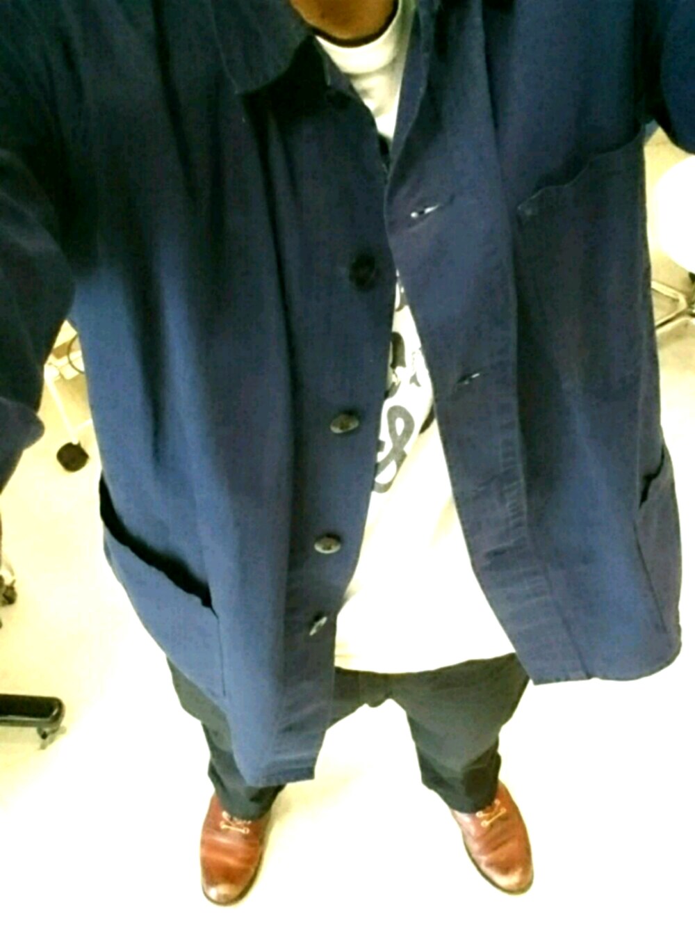 ブルー系のカバーオール、ブラック系のチノパンツ、ホワイト系のTシャツ/カットソーを着用したメンズの春コーディネートの1枚目の写真