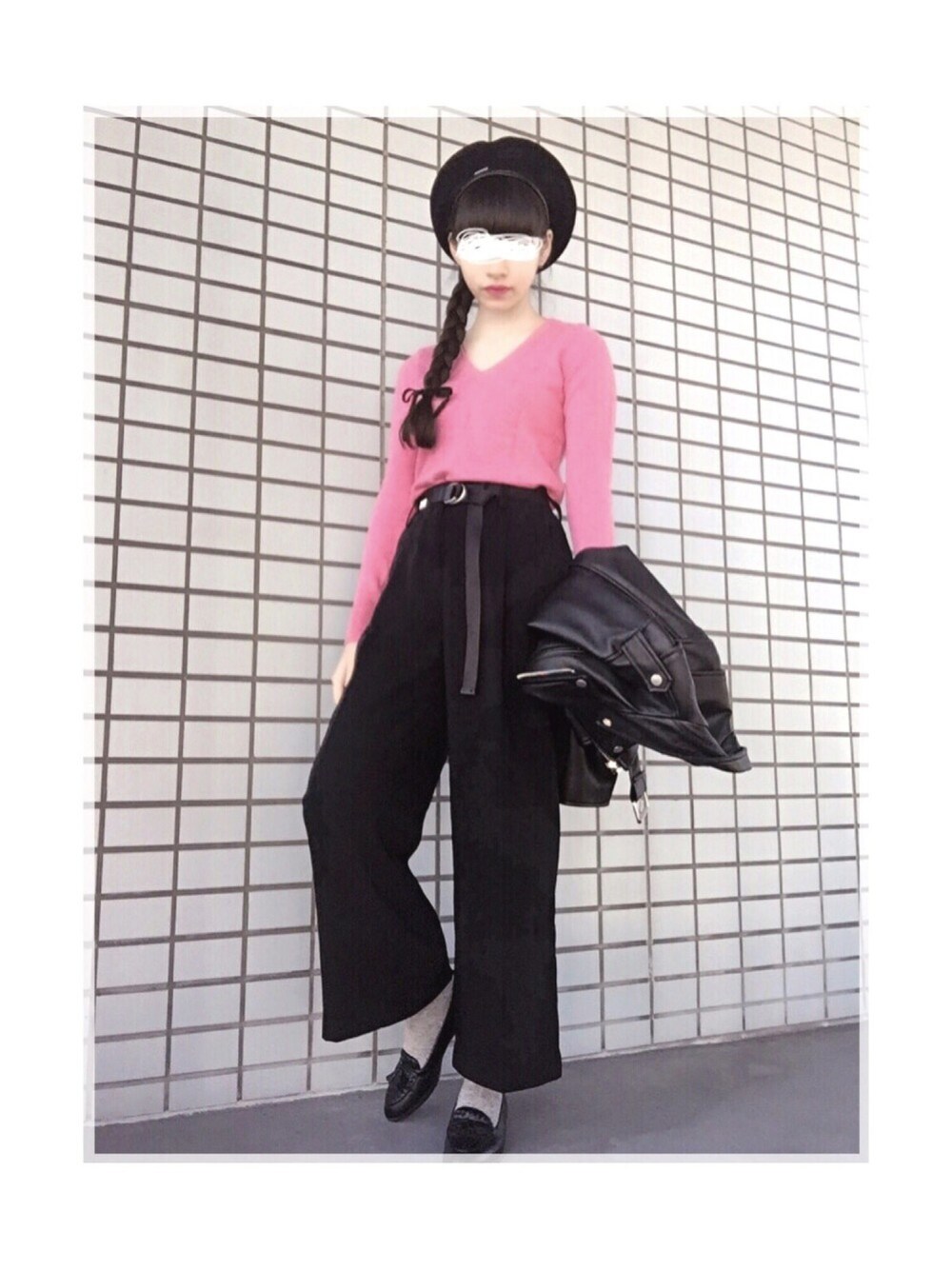 「ニット、ライダースジャケット、ピンク、ootd、大人カジュアル、ローファー、ワイドパンツ、ベレー帽、三つ編み、Vネックニット」｜「usedのアイテム（パンプス、ブラック系）」を使った、$EINAさん（レディース・155cm）の秋コーディネートの1枚目の写真