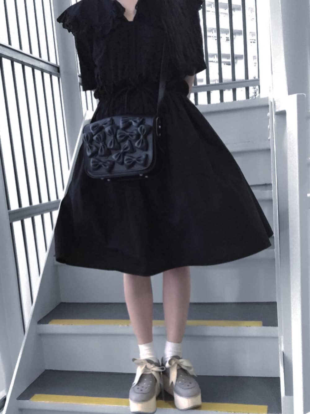 「ワンピース、黒、休日スタイル、ブラック、白ソックス、コットンワンピース、レザー、レザーバッグ、ootd、リボン」｜「vannietokyoのアイテム（ワンピース、ブラック系）」を使った、$EINAさん（レディース・156cm）の秋コーディネートの1枚目の写真
