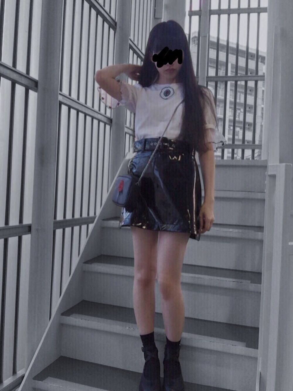 「モノトーン、タイトスカート、ショルダーバッグ、モード、ootd、ブラック、ブラック×ホワイト」｜「BUBBLESのアイテム（スカート、ブラック系）」を使った、$EINAさん（レディース・156cm）の秋コーディネートの1枚目の写真