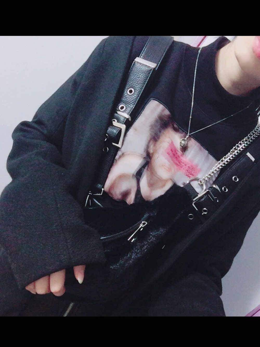 「ブラック、黒、ootd、冬コーデ、おしゃれさんと繋がりたい、ビッグシルエット、シルバーアクセサリー、ファー小物」｜「BUBBLESのアイテム（スウェット、ブラック系）」を使った、$EINAさん（レディース・156cm）の冬コーディネートの1枚目の写真
