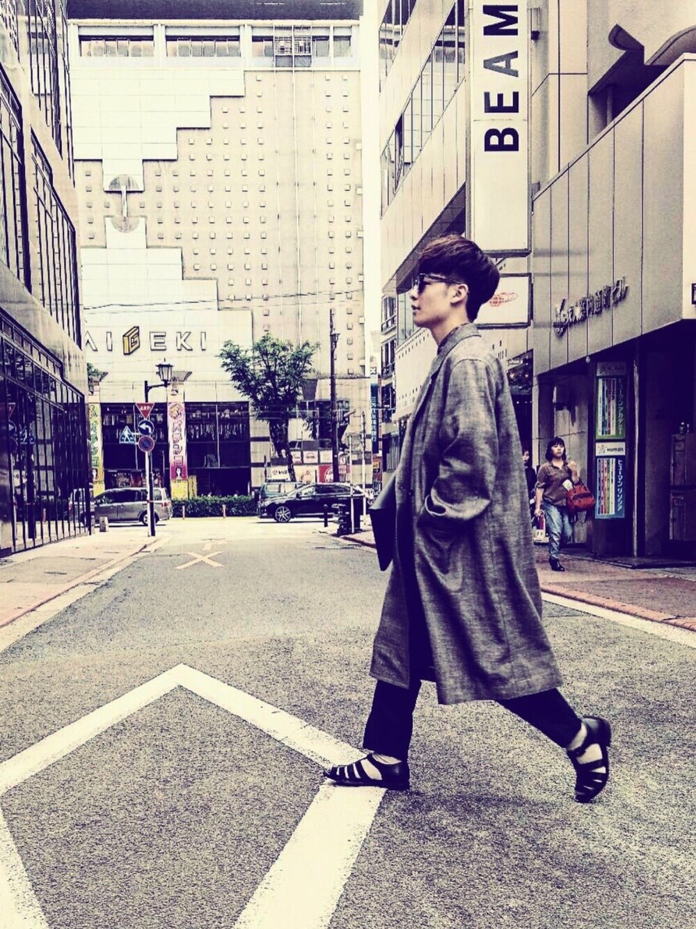 「coat、graphpaper、gray、ootd」｜「Graphpaperのアイテム（チェスターコート、グレー系）」を使った、ゆーきさん（メンズ・170cm）の夏コーディネートの1枚目の写真