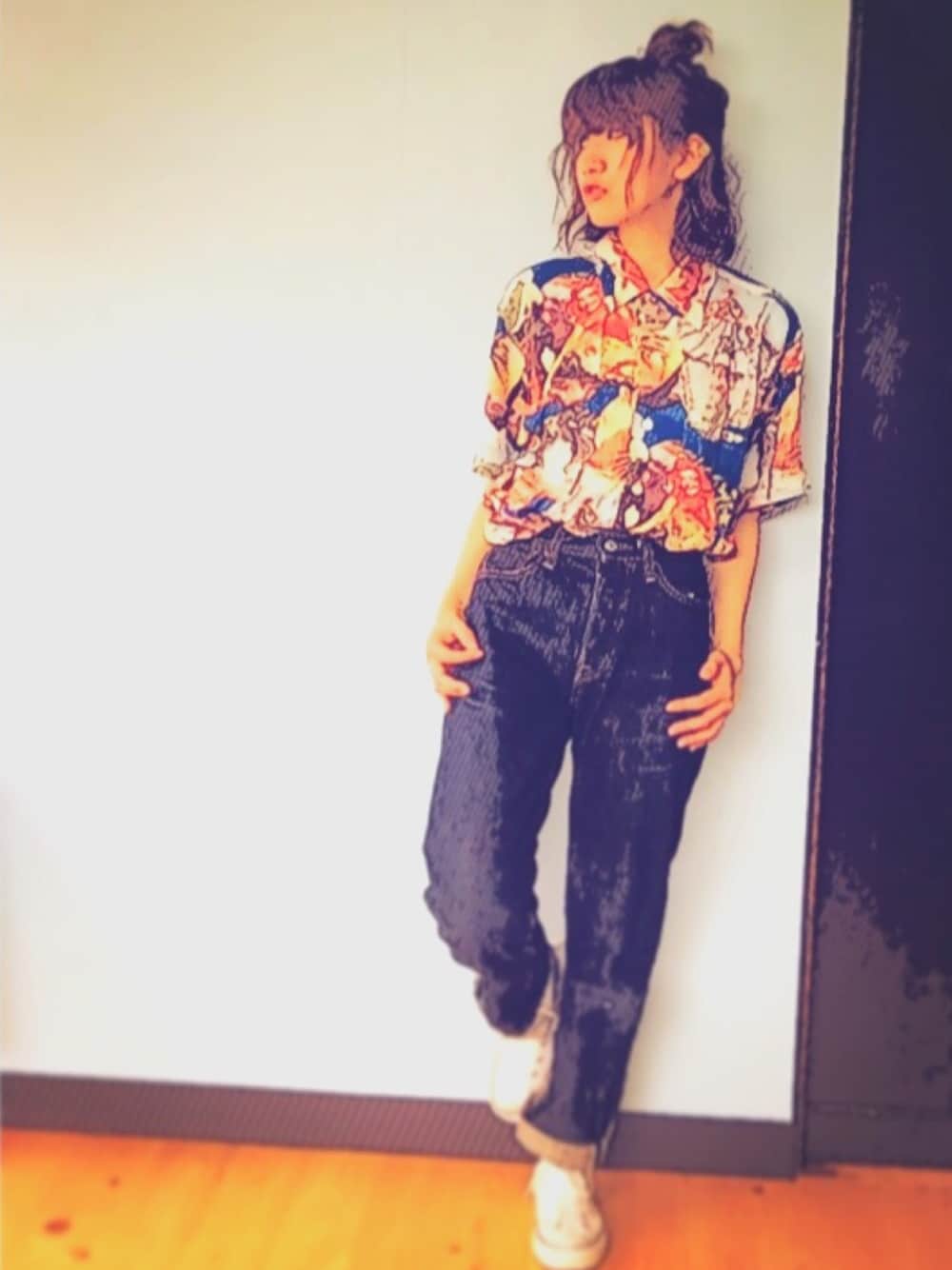 「柄シャツ、アロハシャツ、コンバース、古着、デニム、デニムパンツ、パンツスタイル、夏コーデ」｜「CONVERSEのアイテム（スニーカー、ホワイト系）」を使った、macoさん（レディース・154cm）の夏コーディネートの1枚目の写真