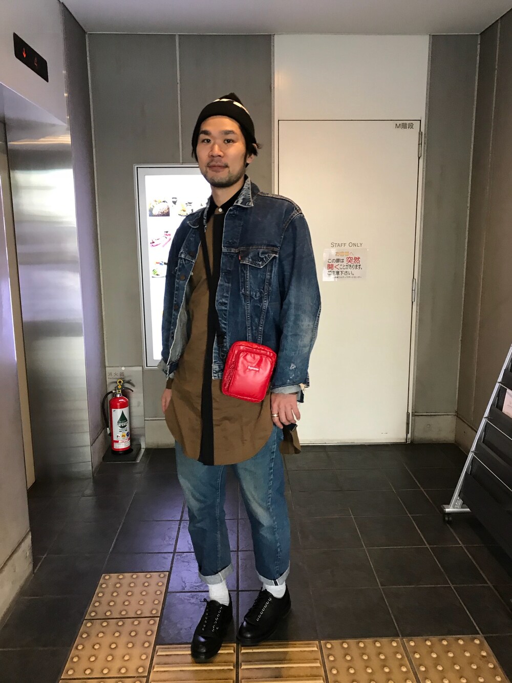 「Levi'sのアイテム（デニムジャケット、ブルー系）」を使った、しみしーさん（メンズ・186cm）の秋コーディネートの1枚目の写真