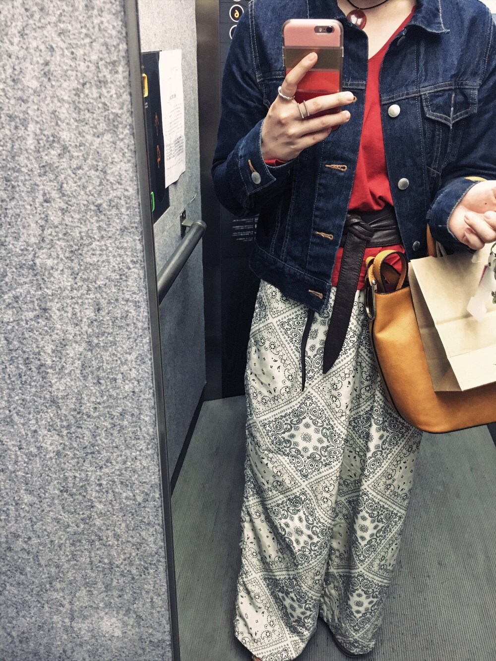 「ペイズリー、パンツスタイル、赤、サッシュベルト、ootd」｜「LOWRYS FARMのGジャン　560031（デニムジャケット、ブルー系）」を使った、こはる。さん（レディース・155cm）の春コーディネートの1枚目の写真