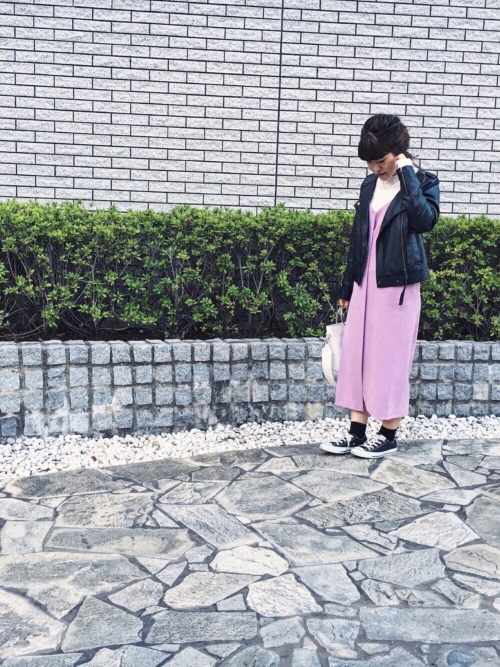 「ootd、fashion、Adam et Rope'、spring、甘辛mix、スニーカー、コンバース、pink × black、ドラフトアダムエロペ」｜「ADAM ET ROPE'のラップスリップドレス（ワンピース、ピンク系）」を使った、こはる。さん（レディース・155cm）の春コーディネートの1枚目の写真