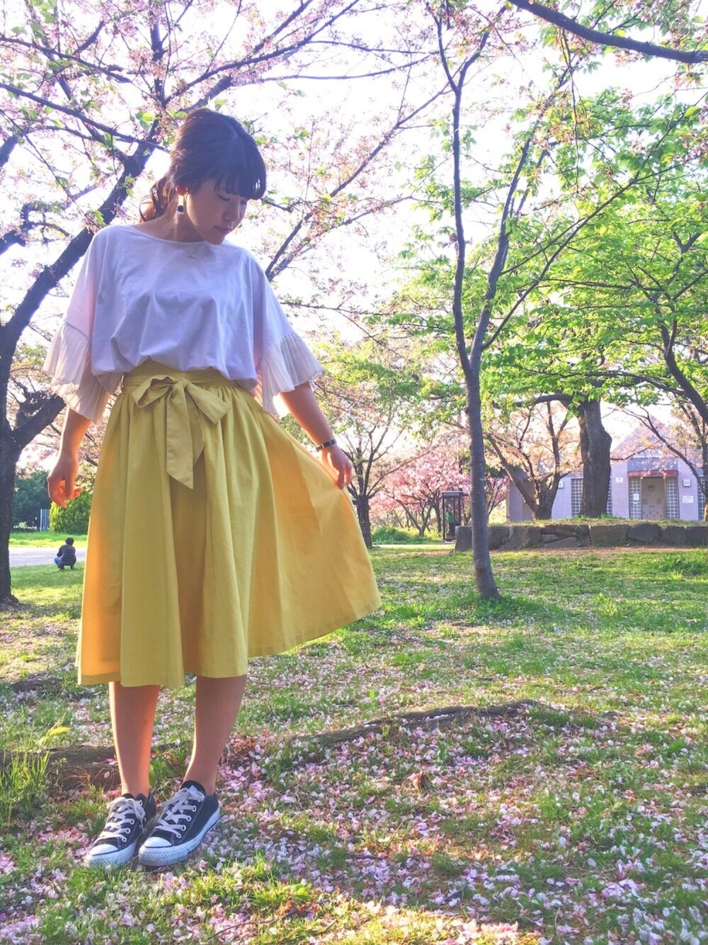「休日スタイル、春、andemiu、スカート、スニーカー、イエロー×白、converse、outfit、ドラフトアダムエロペ」｜「Andemiuのウエストリボンフレアスカート749707（スカート、イエロー系）」を使った、こはる。さん（レディース・155cm）の春コーディネートの1枚目の写真