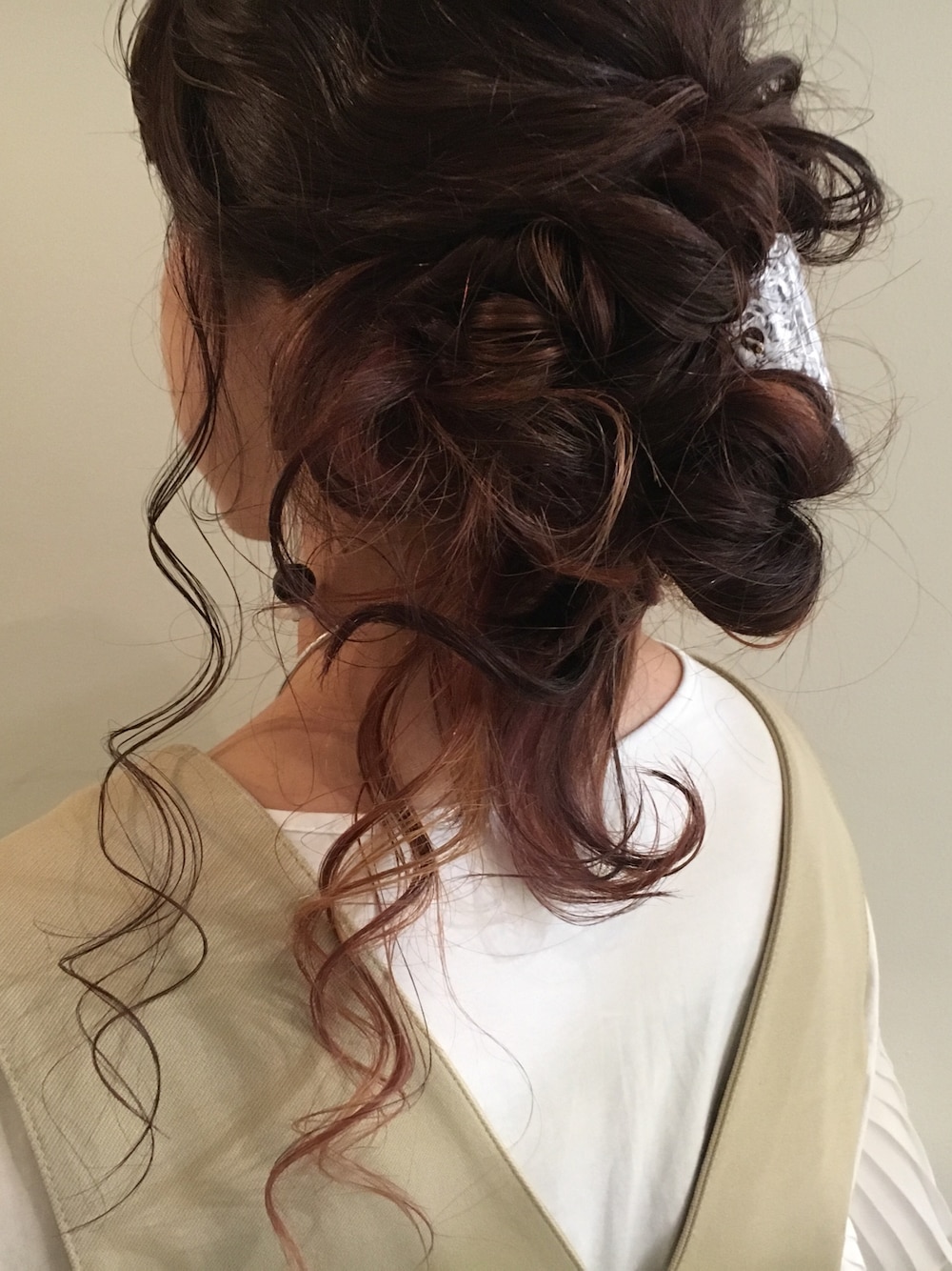 「アダムエロペ(ADAM ET ROPE')、ドラフトアダムエロペ、シンプル、ベージュ、ホワイト、ヘアアレンジ」｜「ADAM ET ROPE'のプリーツスリーブＴシャツ（Tシャツ/カットソー、ホワイト系）」を使った、こはる。さん（レディース・155cm）の夏コーディネートの1枚目の写真