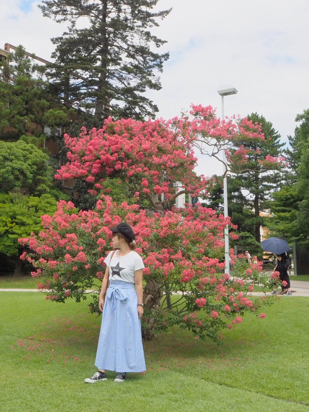 「スニーカー、オールスター、ストライプスカート、夏、21世紀美術館」｜「LAKOLEのアイテム（パンツ、ブルー系）」を使った、こはる。さん（レディース・155cm）の夏コーディネートの1枚目の写真
