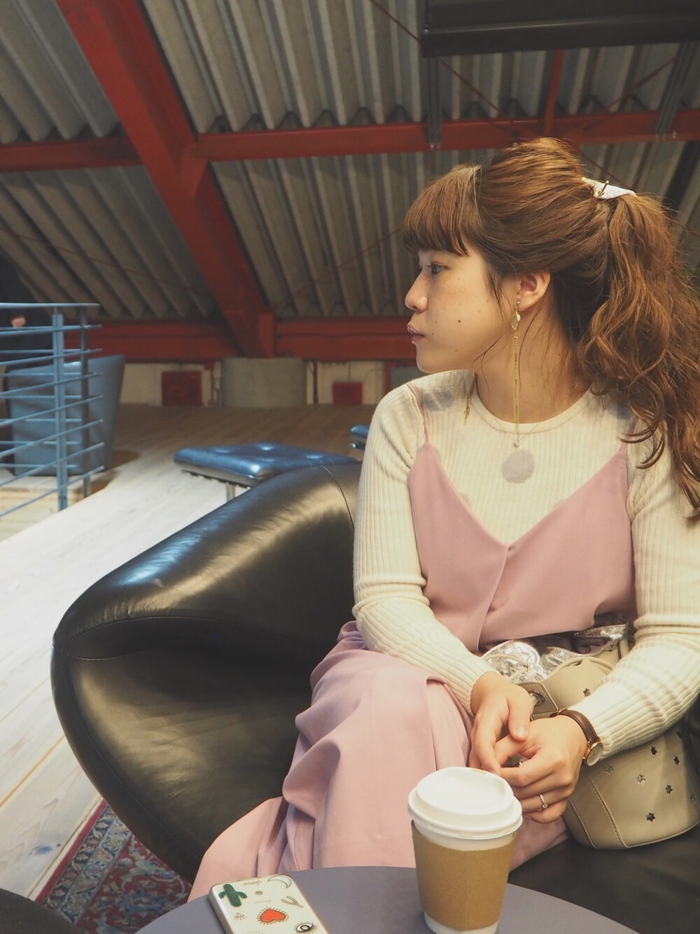 「ワンピース×スニーカー、甘めコーデ、アダムエロペ(ADAM ET ROPE')、CHILD WOMAN」｜「ADAM ET ROPE'のラップスリップドレス（ワンピース、ピンク系）」を使った、こはる。さん（レディース・155cm）の冬コーディネートの1枚目の写真