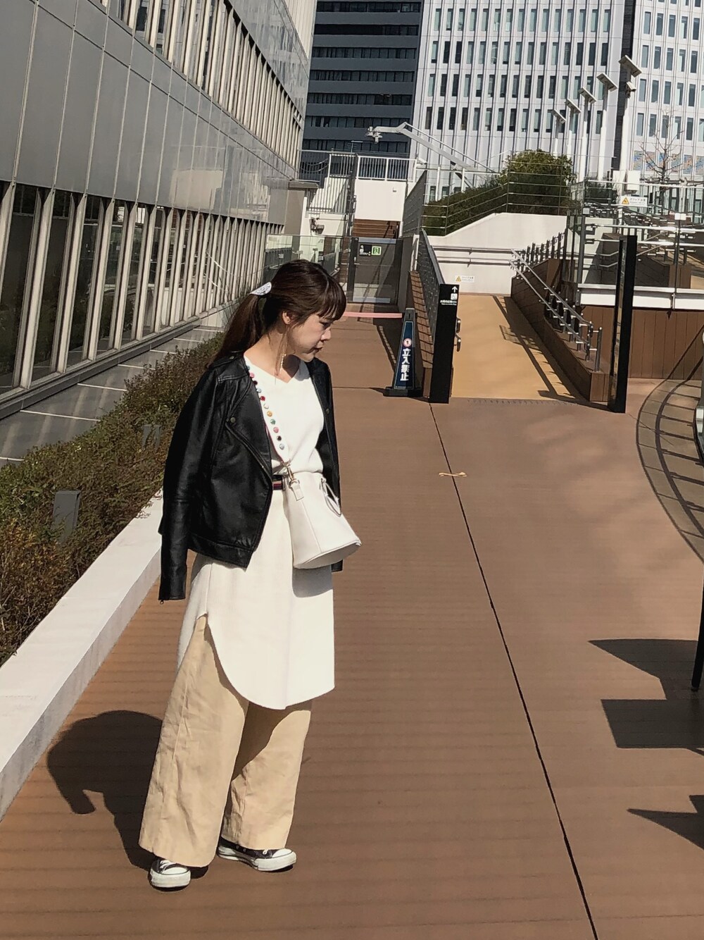 「大人カジュアル、サーマルワンピ、ベージュパンツ、スニーカー、コンバース」｜「SENSE OF PLACE by URBAN RESEARCHのダブルリングバケツショルダー（ショルダーバッグ、ホワイト系）」を使った、こはる。さん（レディース・155cm）の春コーディネートの1枚目の写真