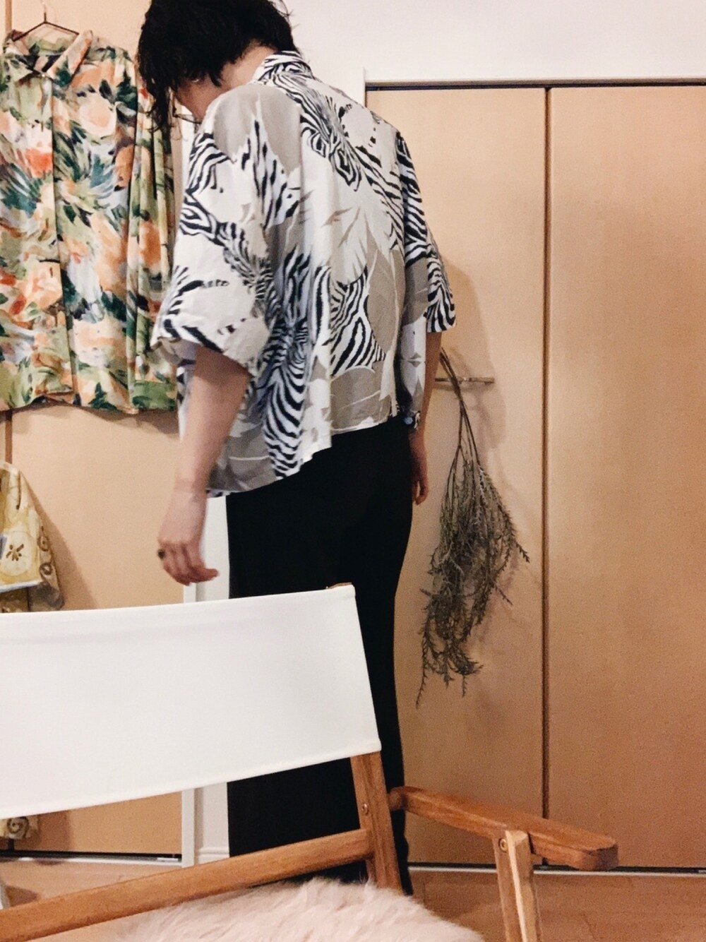 「柄シャツ、柄シャツコーデ、UNIQLO、黒パンツ、古着、古着コーデ、古着好きな人と繋がりたい」｜「古着のアイテム（シャツ/ブラウス、その他）」を使った、Ayacurl :)さん（レディース・155cm）の夏コーディネートの1枚目の写真