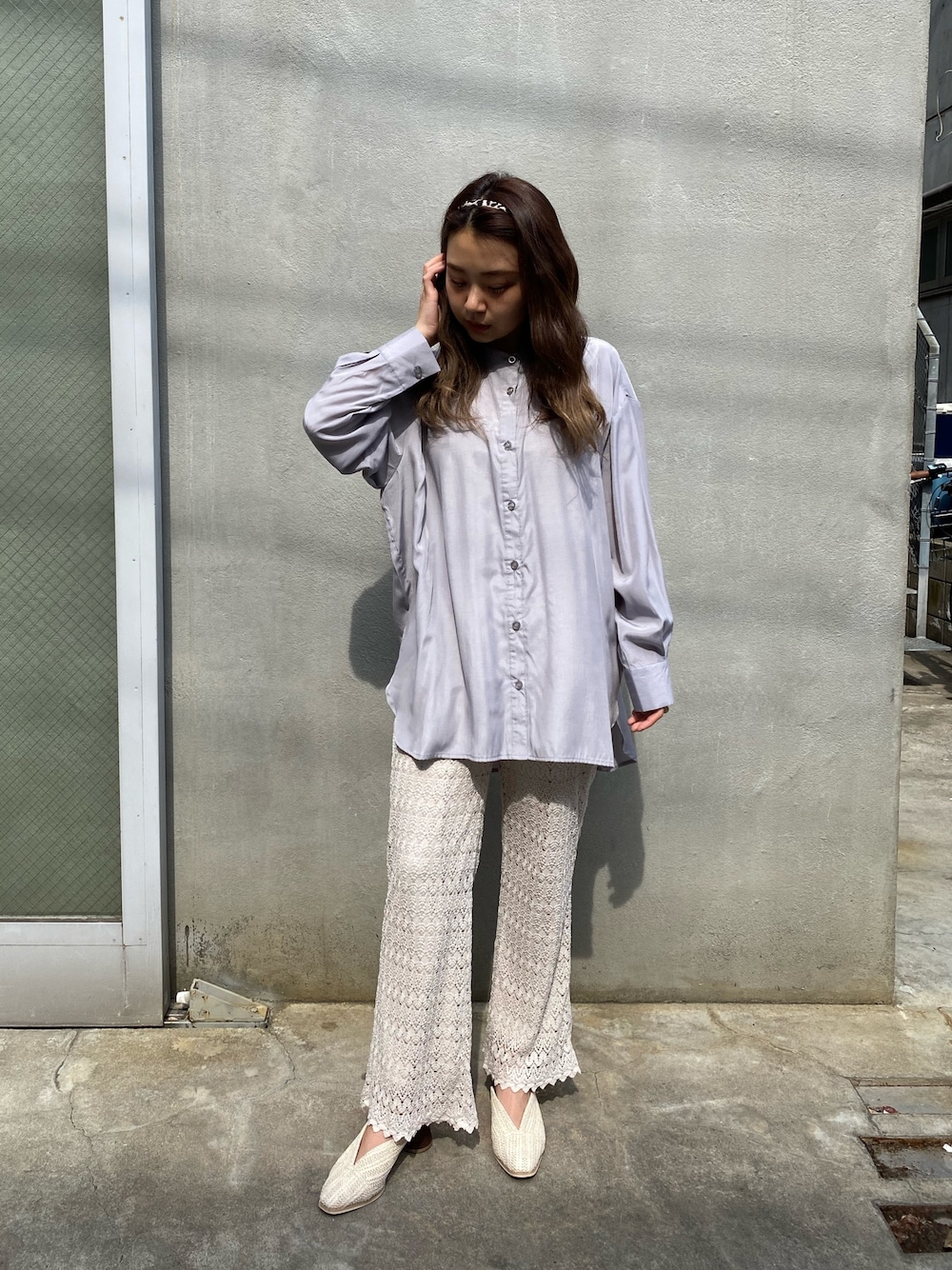 ブルー系のシャツ/ブラウス、ベージュ系のその他パンツ、ベージュ系のその他シューズを着用したレディースの春コーディネートの1枚目の写真